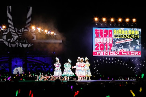 「ももクロ春の一大事2017 in 富士見市~笑顔のチカラつなげるオモイ~」4月9日公演より左奥に松崎しげる、中央にももいろクローバーZ。(Photo by HAJIME KAMIIISAKA+Z)