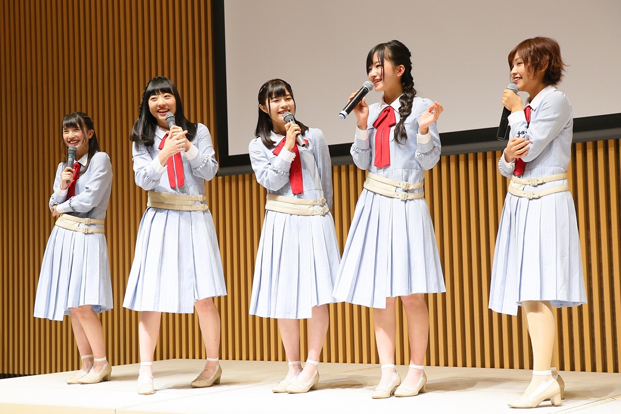左から佐藤杏樹、日下部愛菜、清司麗菜、高橋真生、大滝友梨亜。(c)AKS