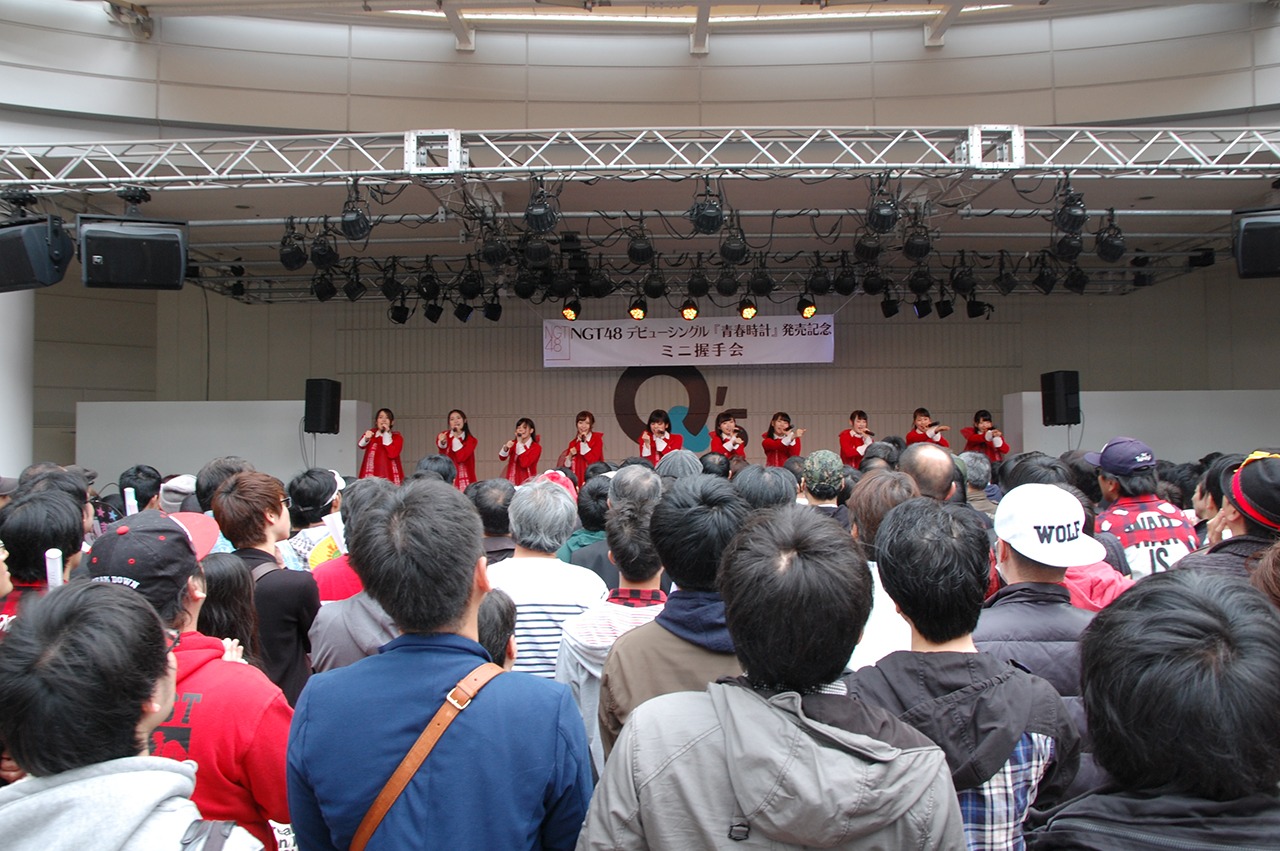 NGT48「デビューシングル『青春時計』発売記念 ミニ握手会」大阪・あべのキューズモール公演の様子。(c)AKS