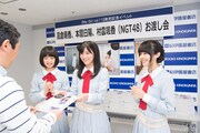 「My Girl vol.17」のお渡し会を行う高倉萌香（左）、村雲颯香（中央）、本間日陽（右）。(c)AKS