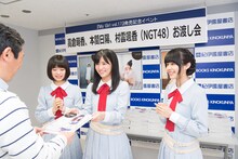 「My Girl vol.17」のお渡し会を行う高倉萌香（左）、村雲颯香（中央）、本間日陽（右）。(c)AKS