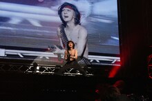 ランボーに扮した喜矢武豊（Gita-）。(c) AbemaTV 1st ANNIVERSARY LIVE