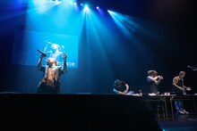 熱唱する鬼龍院翔（Vo-karu）の横で料理に励む喜矢武豊（Gita-）、歌広場淳（Be-su）、樽美酒研二（Doramu）。(c) AbemaTV 1st ANNIVERSARY LIVE