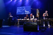 不安げな鬼龍院翔（Vo-karu）の横で料理に励む喜矢武豊（Gita-）、歌広場淳（Be-su）、樽美酒研二（Doramu）。(c) AbemaTV 1st ANNIVERSARY LIVE