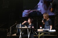 喜矢武豊（Gita-）の作った寿司を頬張る鬼龍院翔（Vo-karu）。(c) AbemaTV 1st ANNIVERSARY LIVE