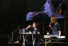 喜矢武豊（Gita-）の作った寿司を頬張る鬼龍院翔（Vo-karu）。(c) AbemaTV 1st ANNIVERSARY LIVE