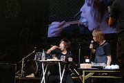 喜矢武豊(Gita-)の作った寿司を頬張る鬼龍院翔(Vo-karu)。(c) AbemaTV 1st ANNIVERSARY LIVE