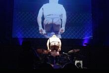 カメラに向かってお尻を突き出す樽美酒研二（Doramu）。(c) AbemaTV 1st ANNIVERSARY LIVE
