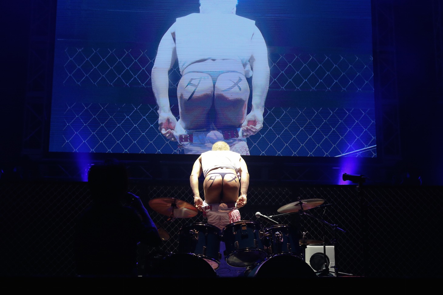 カメラに向かってお尻を突き出す樽美酒研二（Doramu）。(c) AbemaTV 1st ANNIVERSARY LIVE