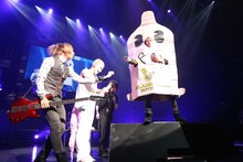 “ゴム人間”になった喜矢武豊（Gita-）に驚く歌広場淳（Be-su）、樽美酒研二（Doramu）、鬼龍院翔（Vo-karu）。(c) AbemaTV 1st ANNIVERSARY LIVE