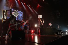 「#CDが売れないこんな世の中じゃ」をパフォーマンス中のゴールデンボンバー。(c) AbemaTV 1st ANNIVERSARY LIVE