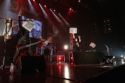 「#CDが売れないこんな世の中じゃ」をパフォーマンス中のゴールデンボンバー。(c) AbemaTV 1st ANNIVERSARY LIVE