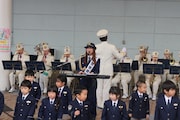 ライブパフォーマンスを披露する奥華子一日警察署長(中央)。(写真提供:ポニーキャニオン)