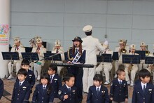 ライブパフォーマンスを披露する奥華子一日警察署長（中央）。（写真提供：ポニーキャニオン）
