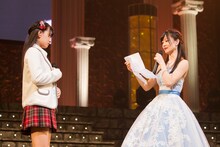 妹の上西怜（左）に宛てた手紙を読み上げる上西恵（右）。(c)NMB48