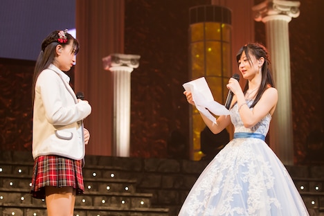 妹の上西怜（左）に宛てた手紙を読み上げる上西恵（右）。(c)NMB48