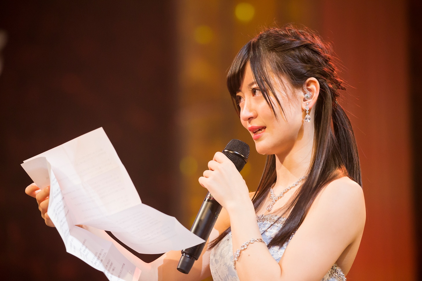 妹の上西怜に宛てた手紙を読み上げる上西恵（右）。