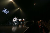 「My Friend」をカバーするキャンプファイヤーの4人。 (c) AbemaTV 1st ANNIVERSARY LIVE