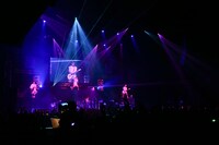 「AbemaTV 1st ANNIVERSARY LIVE」SPYAIRのライブの様子。 (c) AbemaTV 1st ANNIVERSARY LIVE