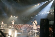 「AbemaTV 1st ANNIVERSARY LIVE」SPYAIRのライブの様子。 (c) AbemaTV 1st ANNIVERSARY LIVE