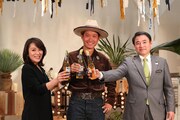 「CORONA SUNSETS FESTIVAL 2017」開催記者会見に登場した今井絵理子、平井大、宜保晴毅（左から）。