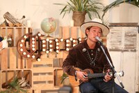 「Life is Beautiful」を披露する平井大。