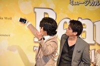 自撮りする武田真治と、彼のスマートフォンをのぞき込む伊礼彼方。