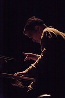 スガダイロー （撮影：長谷川健太郎）