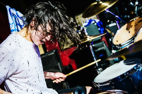 細川千弘（Dr）（撮影：木場ヨシヒト）