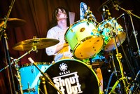 細川千弘（Dr）（撮影：木場ヨシヒト）