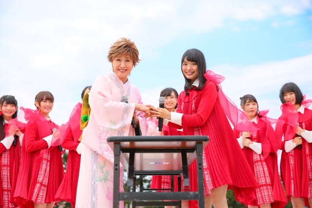 握手をする小林幸子（左）と北原里英（右）。（写真提供：アリオラジャパン）