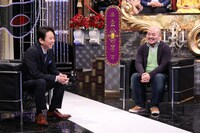 左から有吉弘行、原田曜平。 (c)日本テレビ