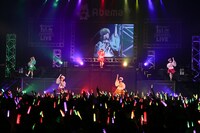 ももいろクローバーZのライブの様子。