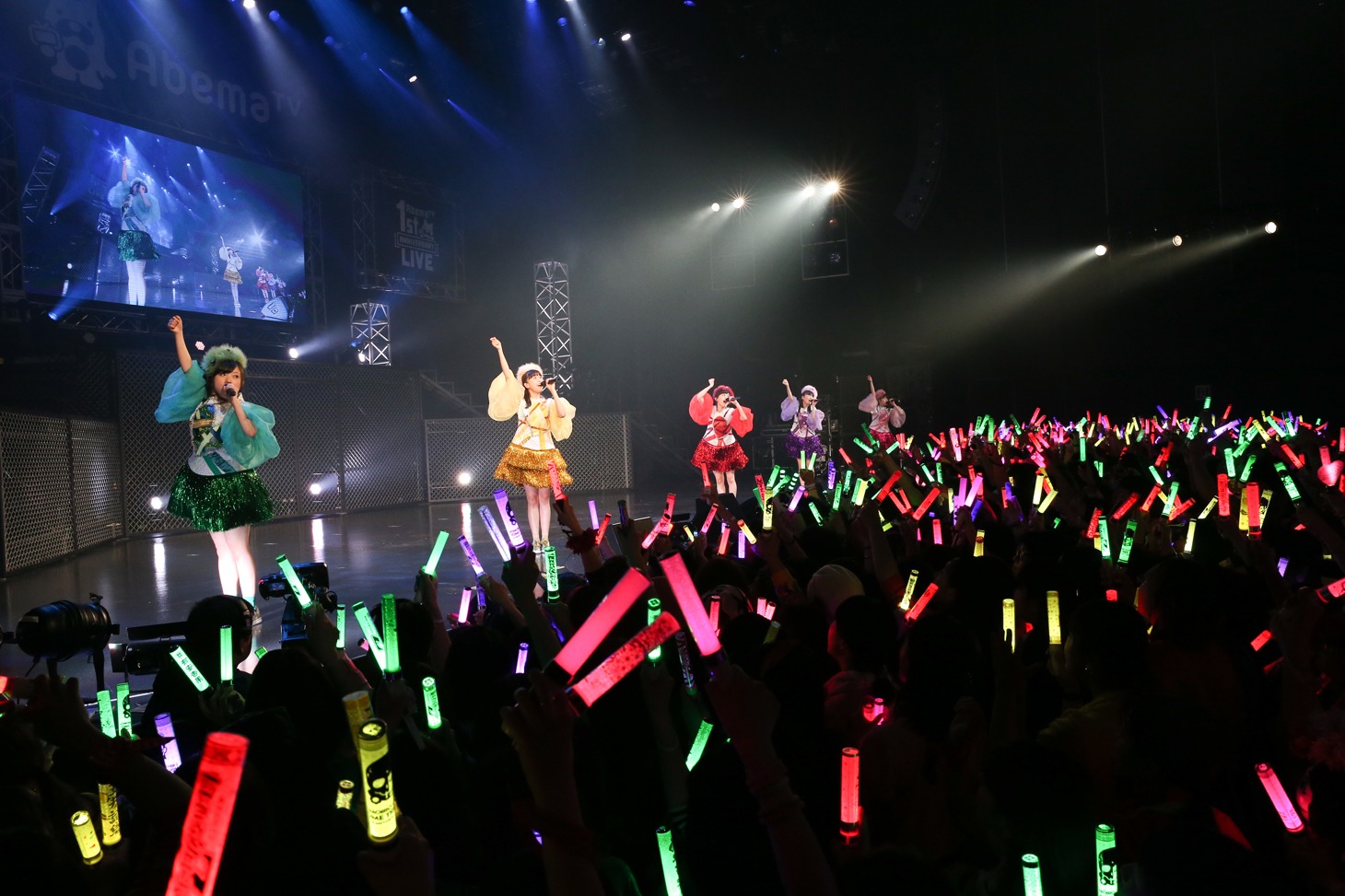 ももいろクローバーZのライブの様子。