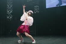 サンシャイン池崎のモノマネを披露する佐々木彩夏。