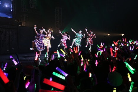 「ゴリラパンチ」を披露するももいろクローバーZ。