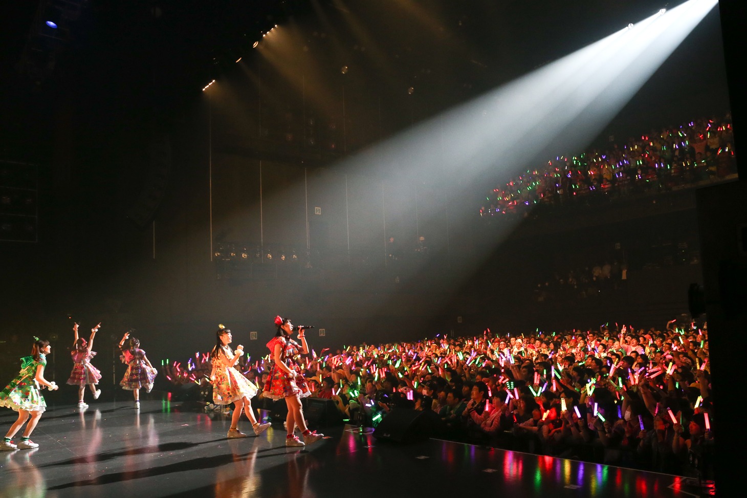 ももいろクローバーZのライブの様子。