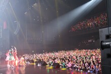 ももいろクローバーZのライブの様子。