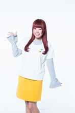 コラボアイテムを着用した成瀬瑛美。