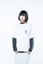 コラボアイテムを着用した夢眠ねむ。