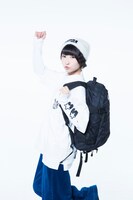 コラボアイテムを着用した藤咲彩音。