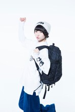 コラボアイテムを着用した藤咲彩音。