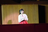 2階に現れた矢吹奈子。