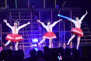「今、Happy」を披露する田中美久（左）、矢吹奈子（中央）、松岡はな（右）。