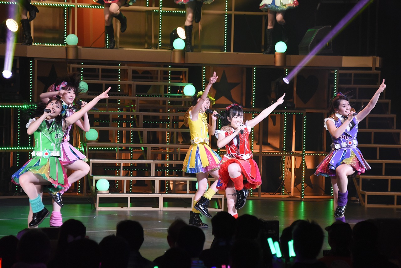 ももいろクローバーZ「行くぜっ！怪盗少女」を披露するHKT48。