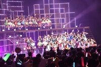 ももいろクローバーZ「行くぜっ！怪盗少女」を披露するHKT48。