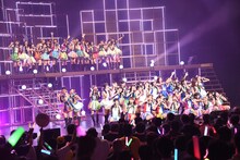 ももいろクローバーZ「行くぜっ！怪盗少女」を披露するHKT48。