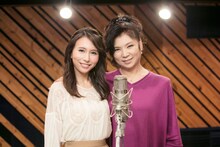 左からMay J.、八代亜紀。