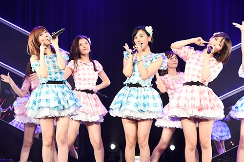 HKT48「HKT48 5th ANNIVERSARY ～39時間ぶっ通し祭り！みんな"サンキューったい！"～」福岡・HKT48劇場公演の様子。（写真提供：エイベックス）