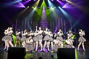 「君のことが好きやけん」を披露するHKT48。(AKS)